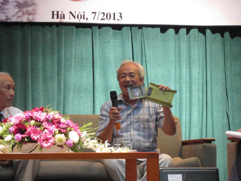 Hai kỷ vật là con chim đại bàng bằng đá phát sáng và mảnh xác máy bay B52