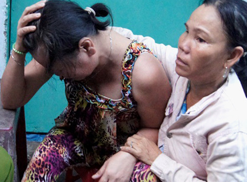 Mẹ thiếu nữ đau đớn trước cái chết của con