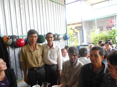 Ông Sướng (trái) đoàn tụ cùng gia đình mình bên cạnh ông Ân