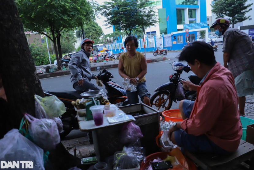 Tờ mờ sáng, khu vực chợ côn trùng ở khu Thuận Kiều (quận 5) tấp nập người ra kẻ vào, chủ yếu là cánh nam giới. Người mua kẻ bán ai ai cũng tranh thủ thật sớm để chọn lựa những con cào cào non. Chưa đến 9 giờ sáng, tiểu thương ai cũng mừng vì hàng đã hết sạch.