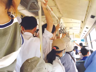 Đi xe buýt tại TPHCM Ảnh: P.V