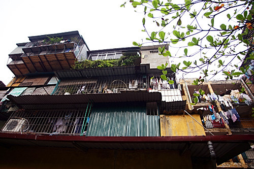 Do nhu cầu về diện tích sinh hoạt tăng trong khi diện tích của mỗi căn hộ vẫn không thay đổi nên những “chuồng cọp” có diện tích từ 10 – 12 m2 đã trở thành một giải pháp hữu hiệu nhằm tăng diện tích sinh hoạt của nhiều gia đình