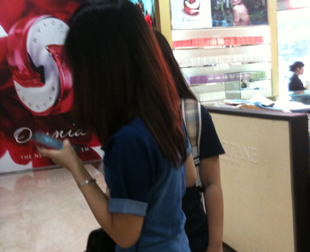 Sơn nữ vào Trung tâm thương mại Vincom mua sắm