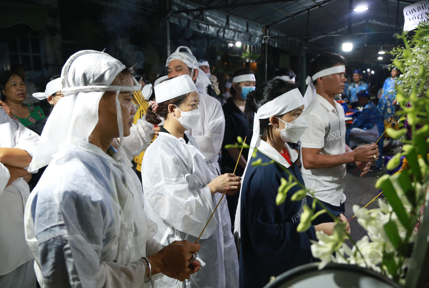 Người thân thắp nén nhang cuối cùng cho Vinh Sử