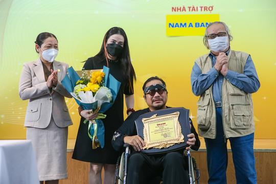 Nghệ sỹ Trần Mạnh Tuấn nhận giải