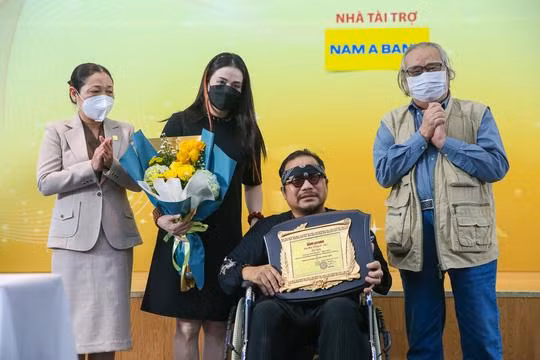 Nghệ sỹ Trần Mạnh Tuấn nhận giải