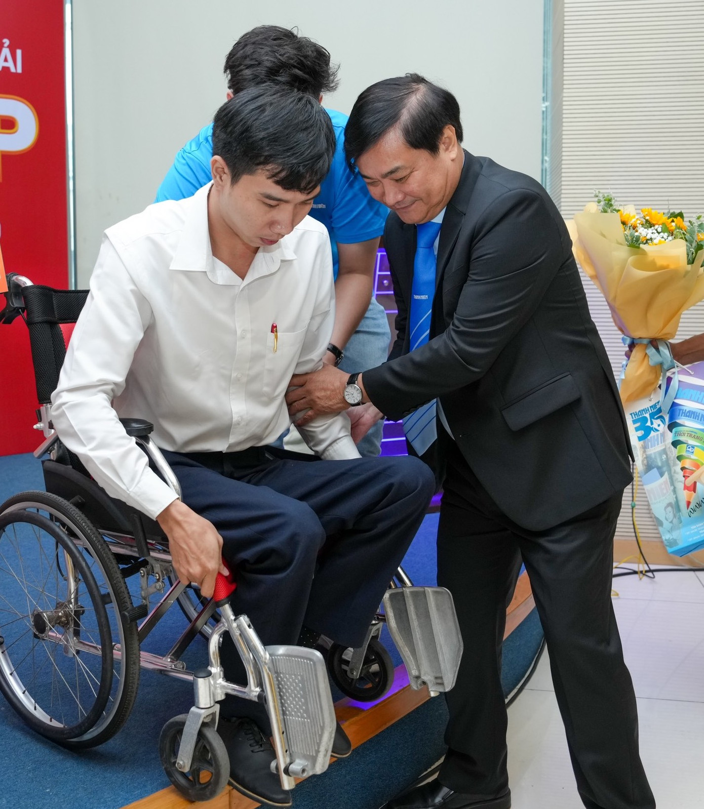 Ông Nguyễn Ngọc Toàn- Trưởng BTC dìu một thanh niên sống đẹp lên giao lưu Ông Nguyễn Ngọc Toàn- Trưởng BTC dìu một thanh niên sống đẹp lên giao lưu