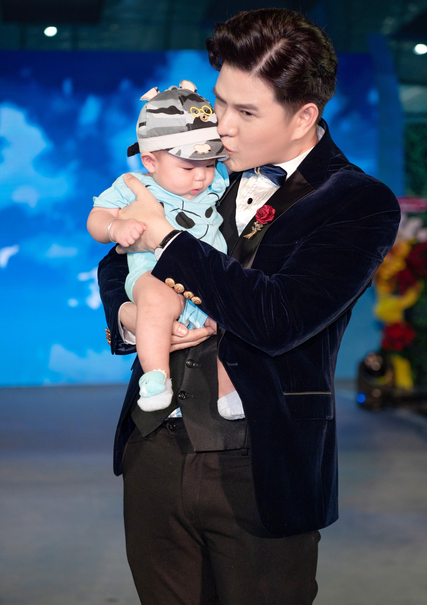 MC Vũ Mạnh Cường nghẹn ngào ôm bé Chung Ân trong tay MC Vũ Mạnh Cường nghẹn ngào ôm bé Chung Ân trong tay