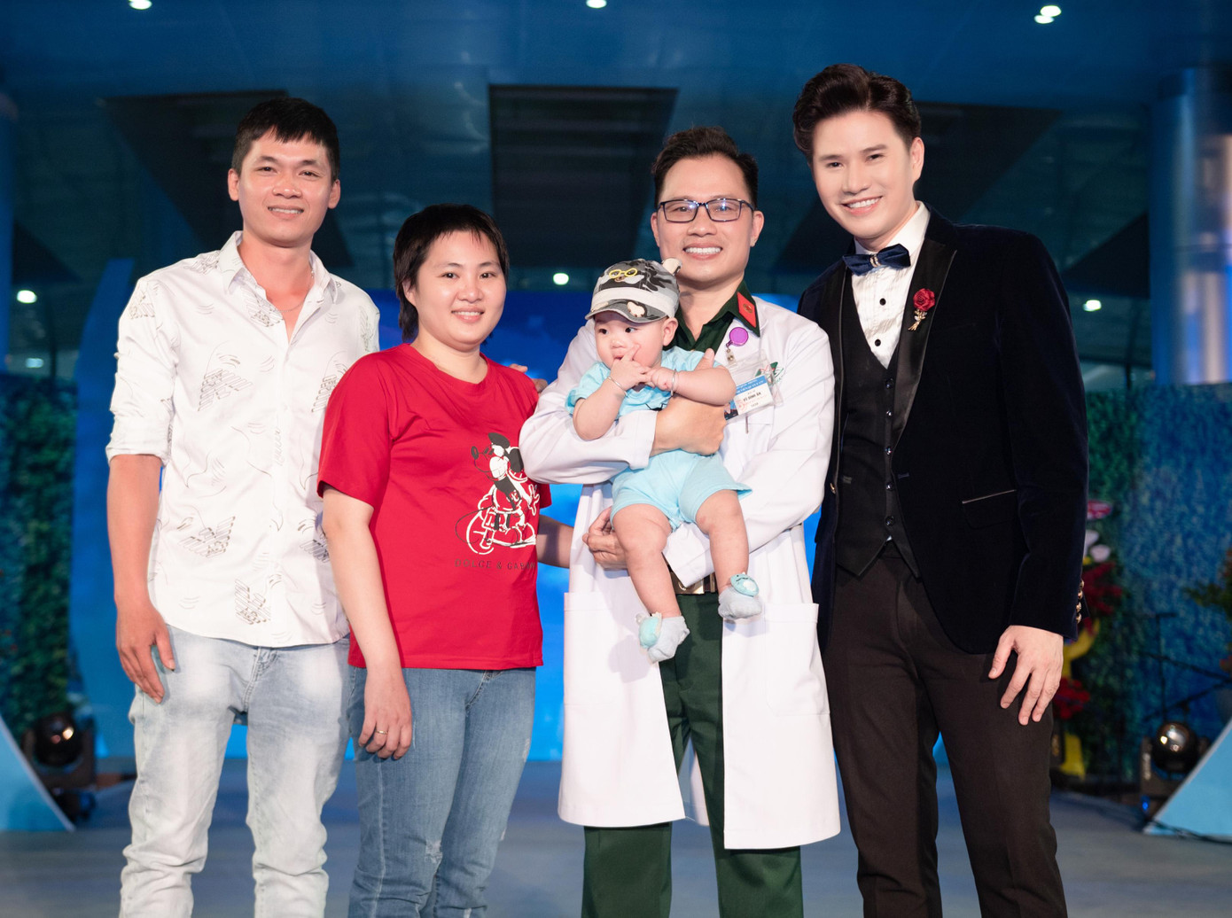 Gia đình bé Chung Ân, bác sỹ Vũ Đình Ân và MC Vũ Mạnh Cường Gia đình bé Chung Ân, bác sỹ Vũ Đình Ân và MC Vũ Mạnh Cường