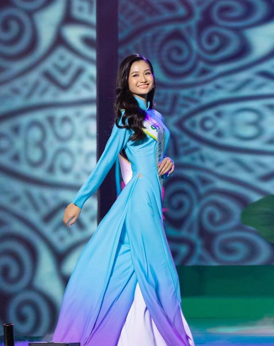 Thanh Hà trình diễn trang phục Áo dài Thanh Hà trình diễn trang phục Áo dài