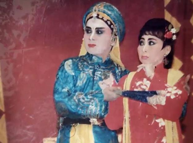 NSƯT Linh Hiền (Áo xanh) trong một vở diễn NSƯT Linh Hiền (Áo xanh) trong một vở diễn