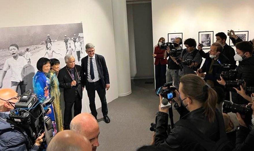 Nick Út cùng Kim Phúc chụp hình tại triển lãm (ảnh NVCC)