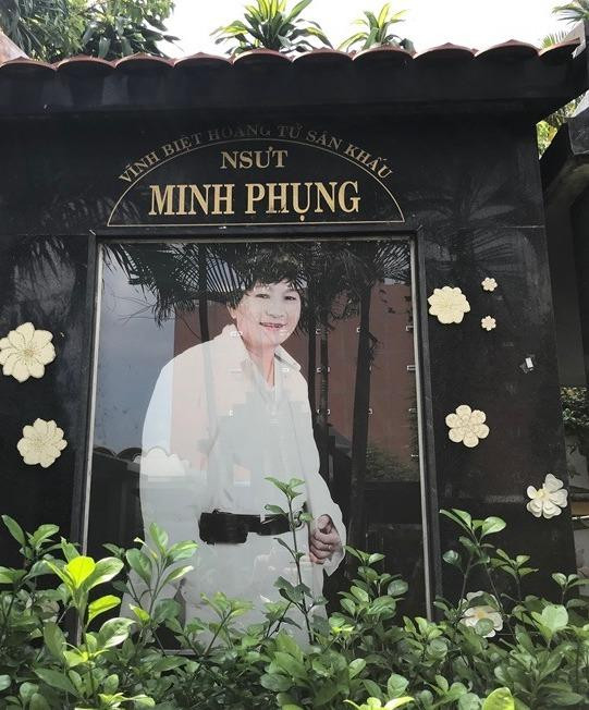 Mộ "Hoàng tử sân khấu"- NSƯT Minh Phụng Mộ "Hoàng tử sân khấu"- NSƯT Minh Phụng