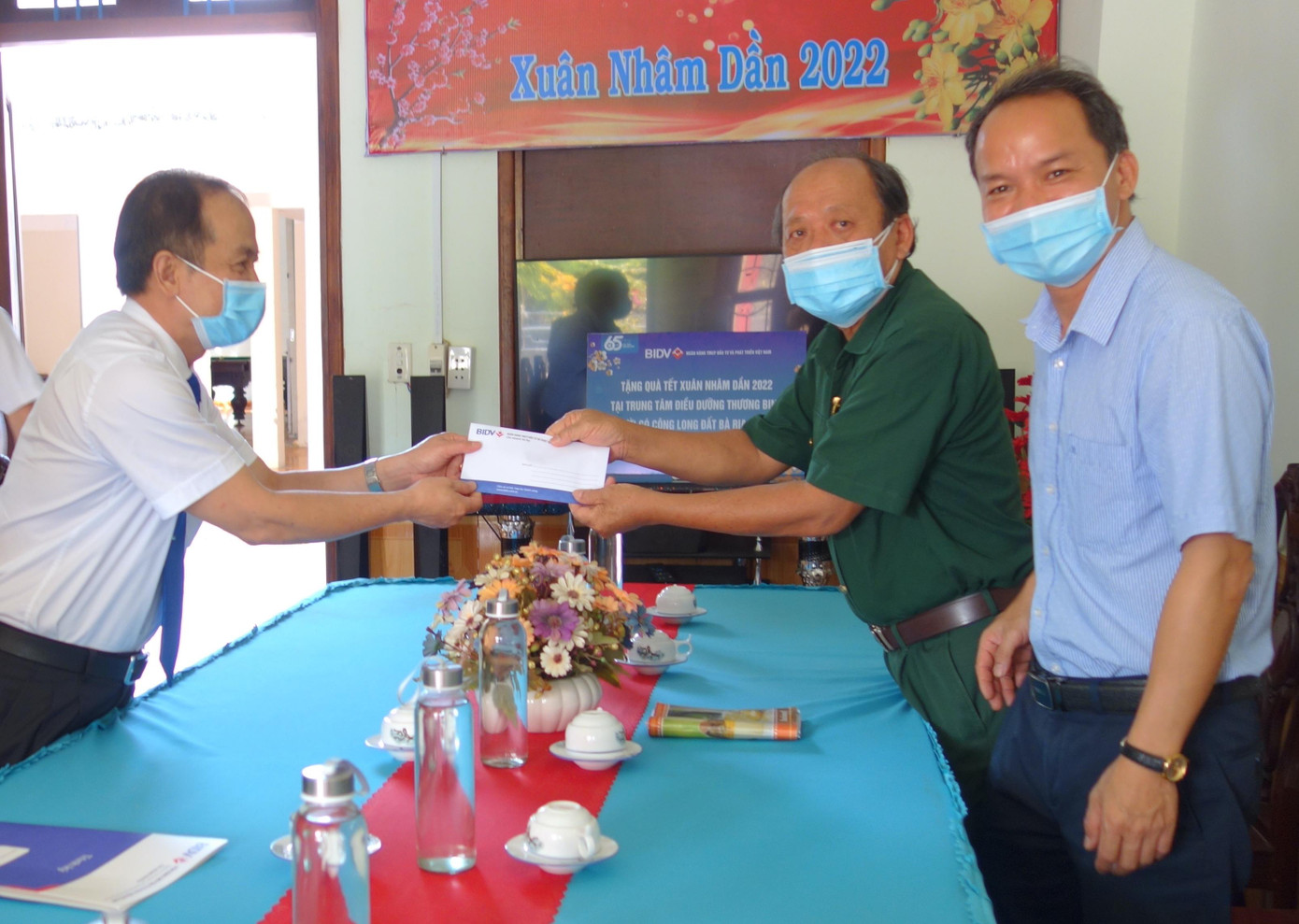 Ông Nguyễn Chí Tường thay mặt trung tâm nhận món quà do BIDV và báo Tiền Phong trao tặng