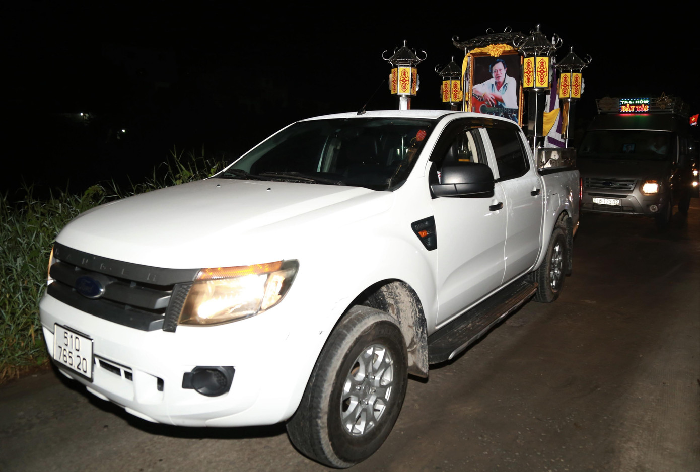 Đoàn xe đưa nhạc sĩ Vinh Sử về nơi an nghỉ cuối cùng