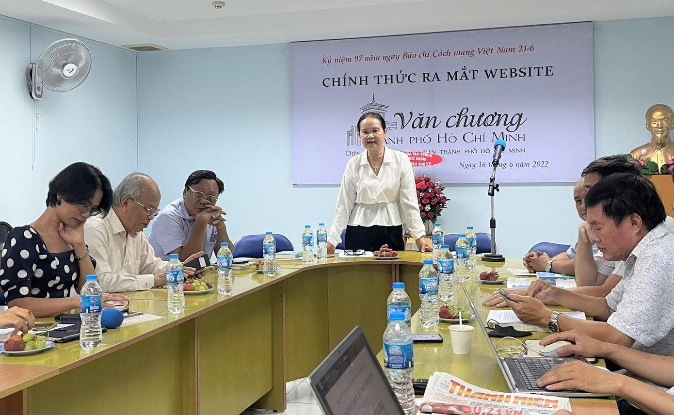 Nhà văn Bích Ngân phát biểu tại lễ ra mắt website vanchuongthanhphohochiminh.vn Nhà văn Bích Ngân phát biểu tại lễ ra mắt website vanchuongthanhphohochiminh.vn