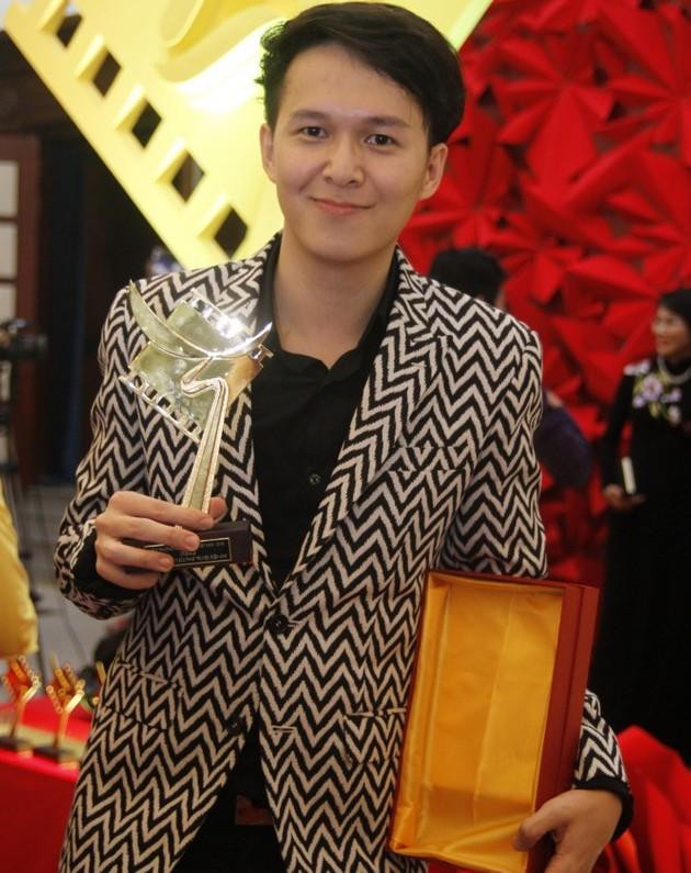 Vũ Ngọc Phượng với giải Cánh diều Vàng năm 2016 Vũ Ngọc Phượng với giải Cánh diều Vàng năm 2016