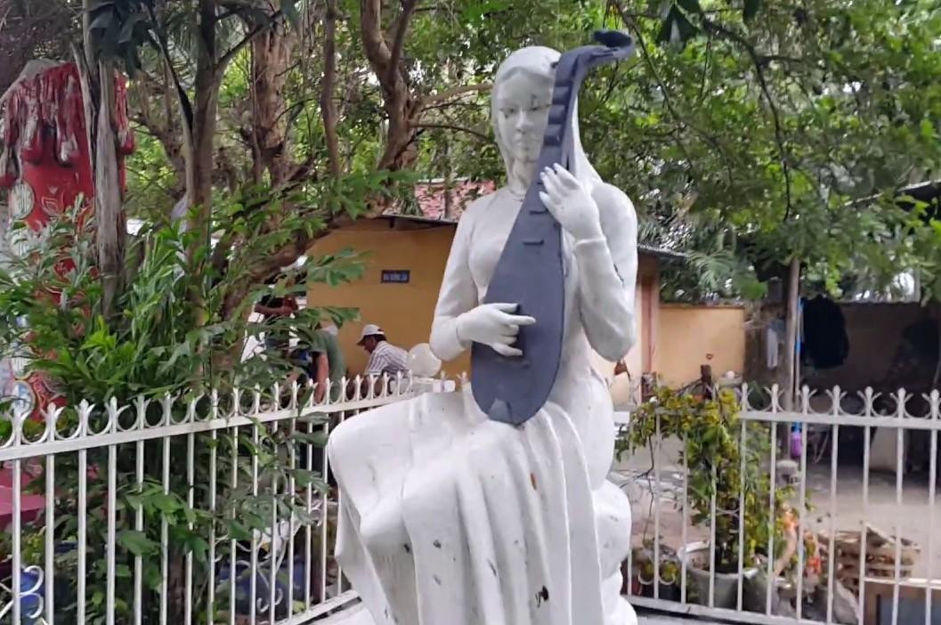 Bên ngoài sân chùa là bức tượng Người nghệ sỹ với cây đàn tỳ bà. Bên ngoài sân chùa là bức tượng Người nghệ sỹ với cây đàn tỳ bà.