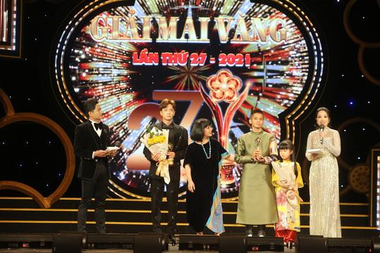 Đại diện cố ca sỹ Phi Nhung và ca sỹ Noo Phước Thịnh nhận giải