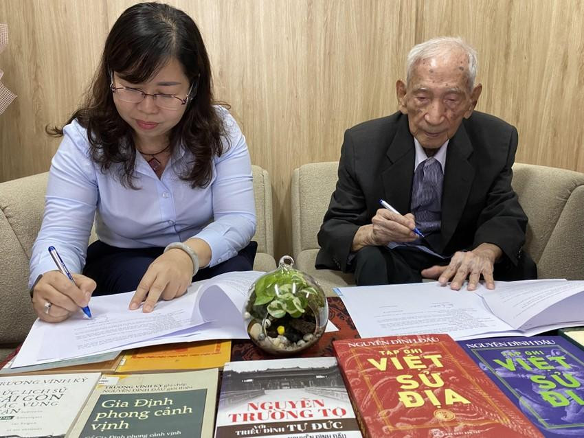 Bà Phan Thị Thu Hà đại diện NXB Trẻ ký hợp đồng với nhà nghiên cứu Nguyễn Đình Đầu
