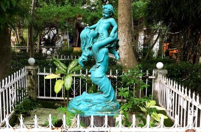 Một bức tượng trong khuôn viên Nghĩa trang Nghệ sỹ Một bức tượng trong khuôn viên Nghĩa trang Nghệ sỹ