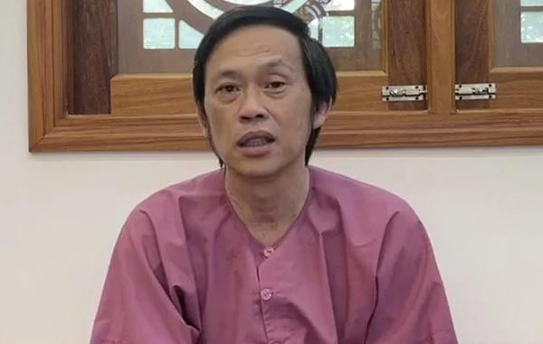 Hoài Linh trong lần livetream giải thích về hoạt động từ thiện của mình