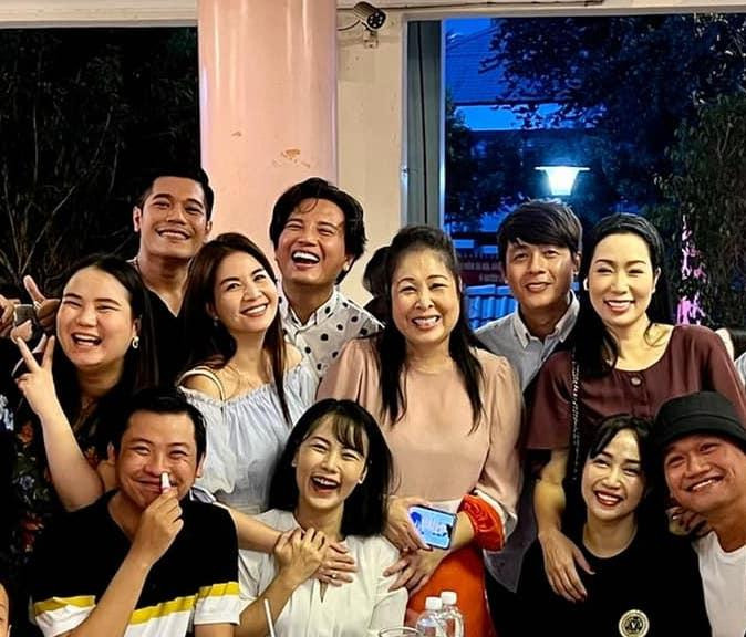 Các diễn viên trong buổi chia tay sân khấu Hồng Vân (Ảnh FBNV) Các diễn viên trong buổi chia tay sân khấu Hồng Vân (Ảnh FBNV)