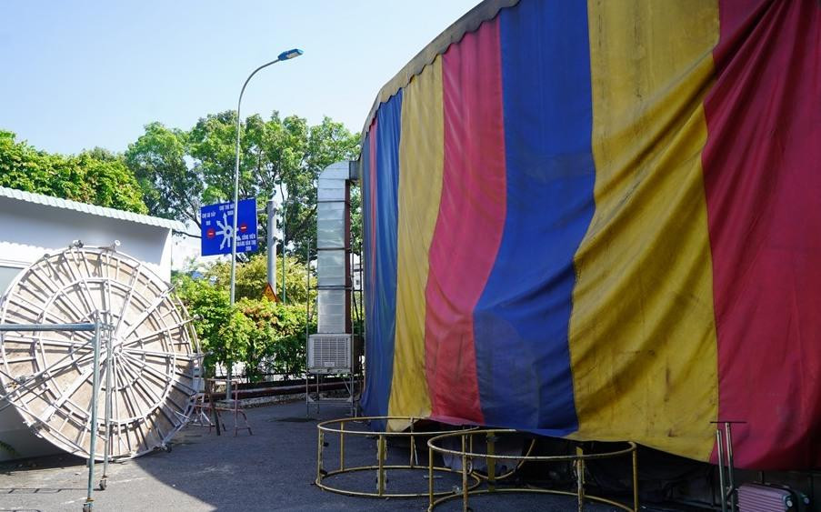 Hiện nay, các nghệ sĩ xiếc TP.HCM vẫn phải biểu diễn tạm trong rạp xiếc bằng bạt tại Công viên Gia Định (quận Gò Vấp). Hiện nay, các nghệ sĩ xiếc TP.HCM vẫn phải biểu diễn tạm trong rạp xiếc bằng bạt tại Công viên Gia Định (quận Gò Vấp).