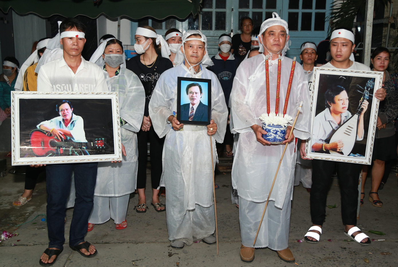 Và đưa tiễn VInh Sử về nơi an nghỉ