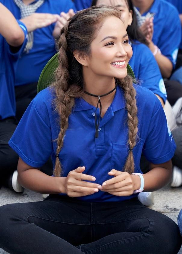 Hoa hậu H'Hen Niê trong màu áo xanh tình nguyện