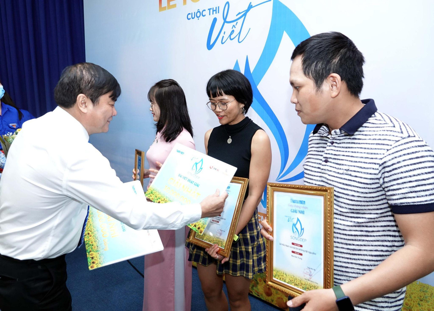 Ông Nguyễn Ngọc Toàn đang trao giải thưởng cho các tác giả đoạt giải