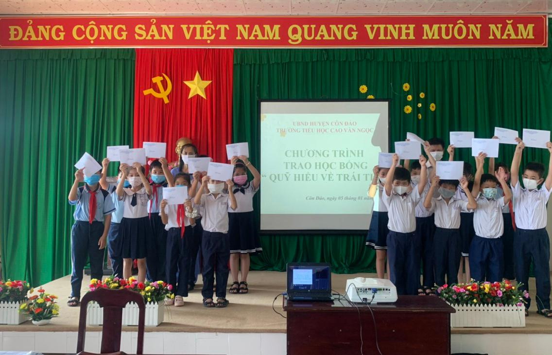 Các em học sinh tại Côn Đảo nhận học bổng từ Quỹ Hiểu về trái tim