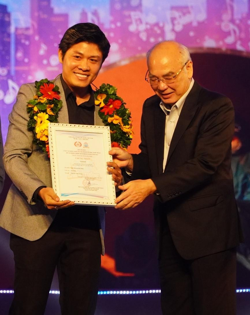 Nhạc sỹ Nguyễn Văn Chung (Phải) nhận giải B lĩnh vực Âm nhạc