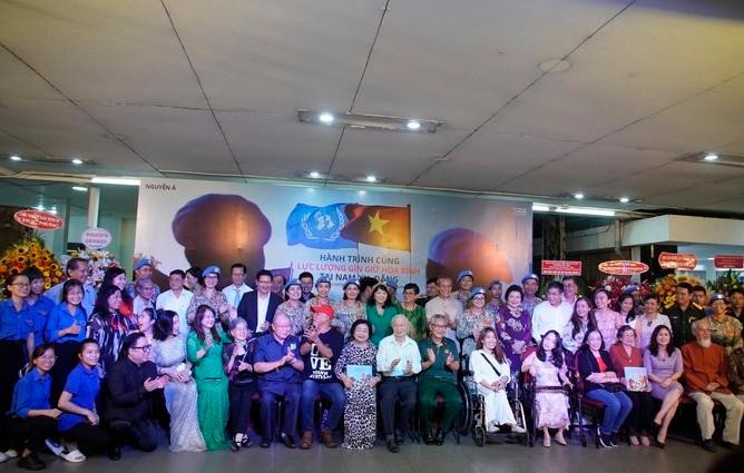 Các đại biểu chụp ảnh lưu niệm tại buổi khai mạc triển lãm