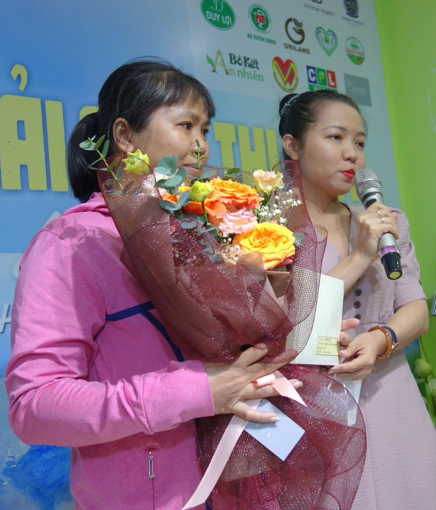 Tác giả Minh Đan (Cầm mic) và nhân vật Huyền trong "Chuyến về nhà của Huyền" Tác giả Minh Đan (Cầm mic) và nhân vật Huyền trong "Chuyến về nhà của Huyền"