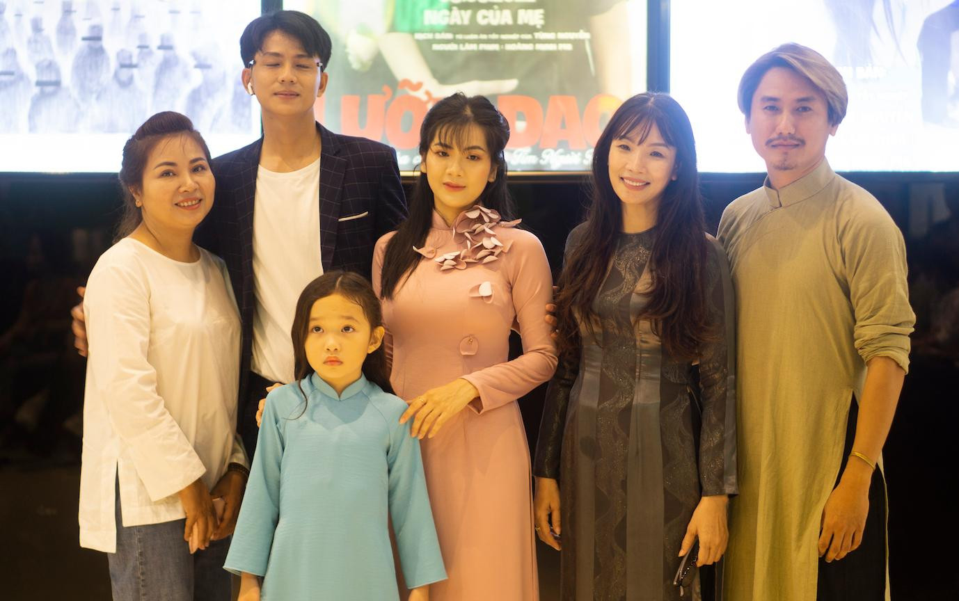 Ê kíp đoàn làm phim "Lưỡi dao" Ê kíp đoàn làm phim "Lưỡi dao"