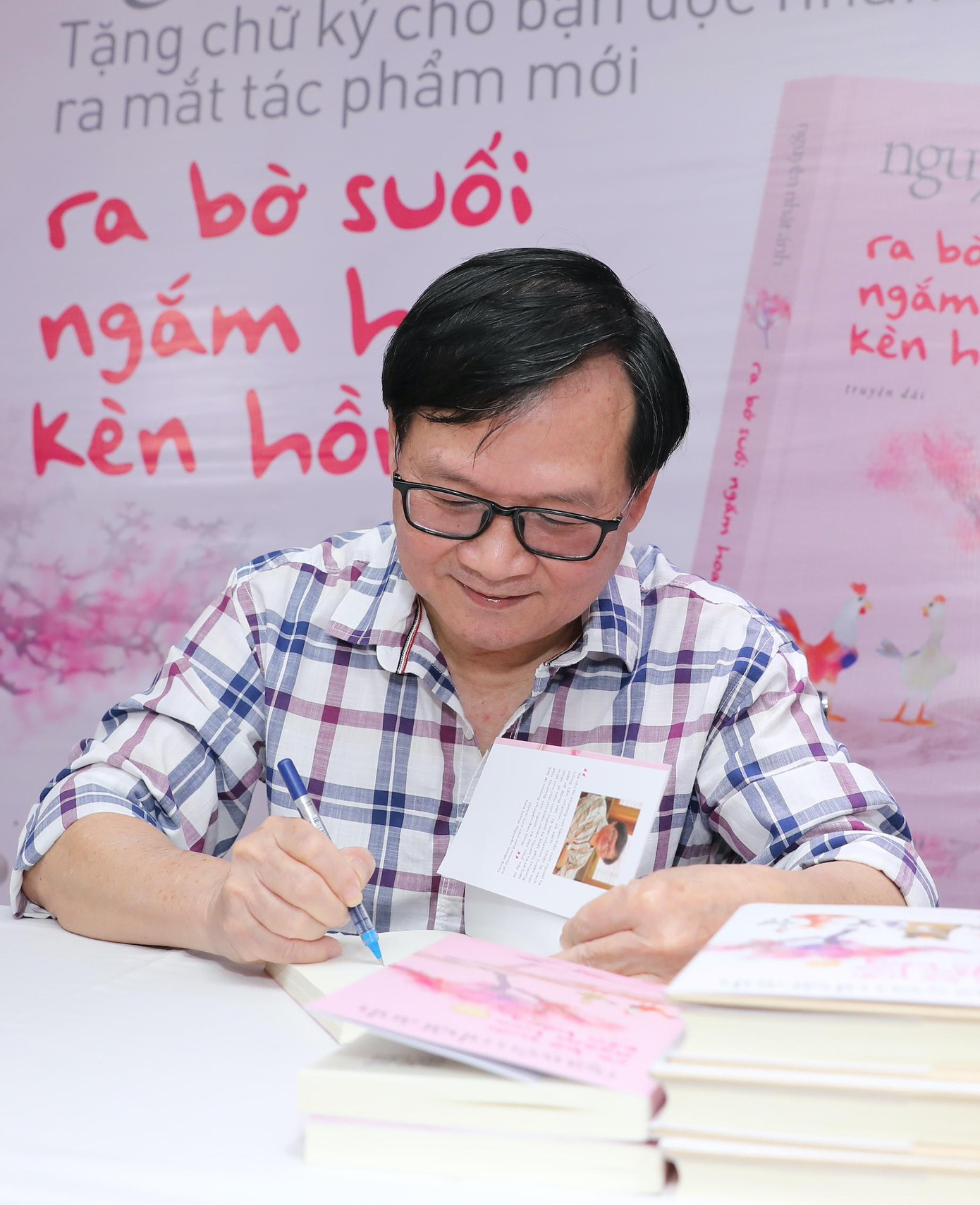 Nhà văn Nguyễn Nhật Ánh ký tặng bạn đọc Nhà văn Nguyễn Nhật Ánh ký tặng bạn đọc