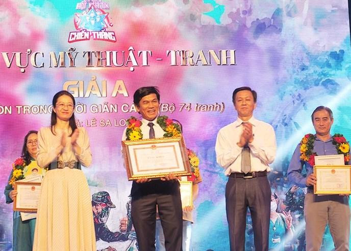 Hoạ sỹ Lê Sa Long (Giữa) nhận giải A lĩnh vực Mỹ thuật - Tranh với bộ tranh “Sài Gòn trong thời giãn cách”