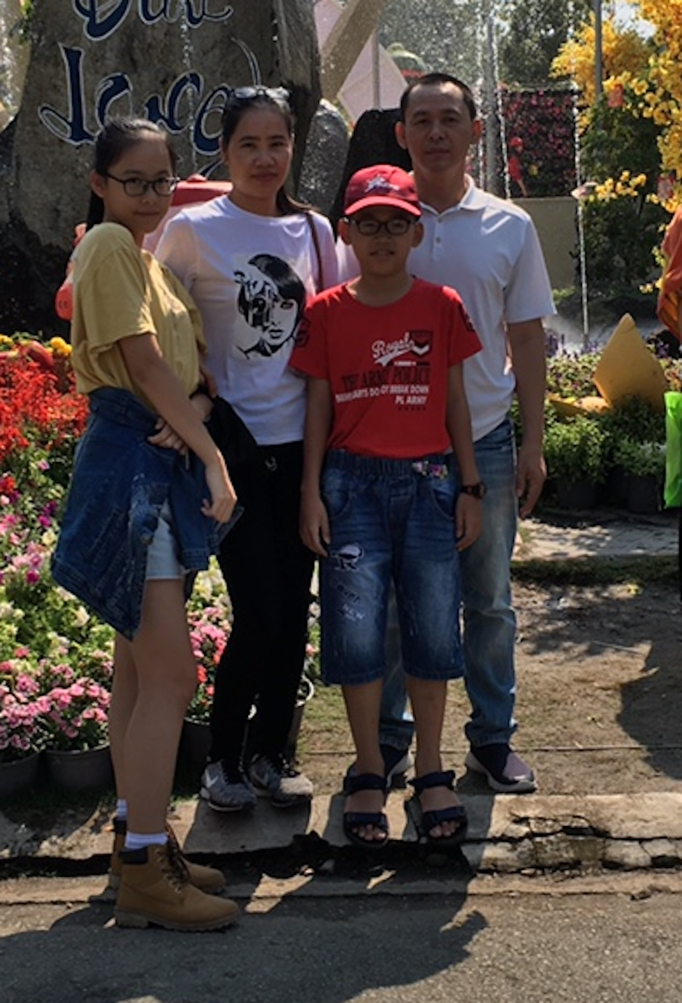 Ngọc Hằng (Áo vàng) cùng gia đình trong một chuyến đi du lịch