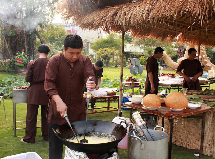 Nghệ nhân biểu diễn làm xôi chiên phồng tại Lễ hội "Văn hoá Ẩm thực, Món ngon" 2022