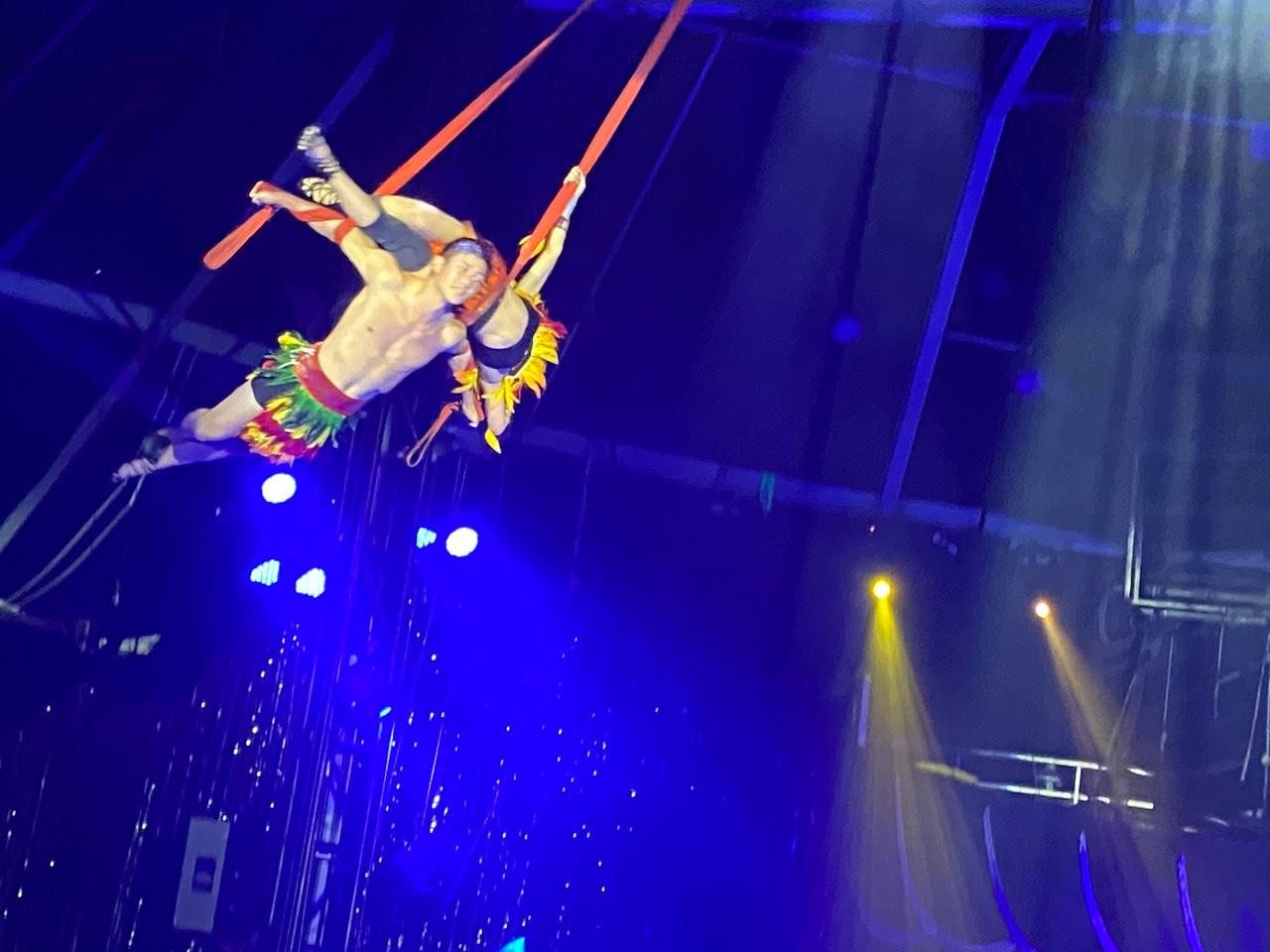 Cảnh đu bay được dàn dựng khá công phu Cảnh đu bay được dàn dựng khá công phu