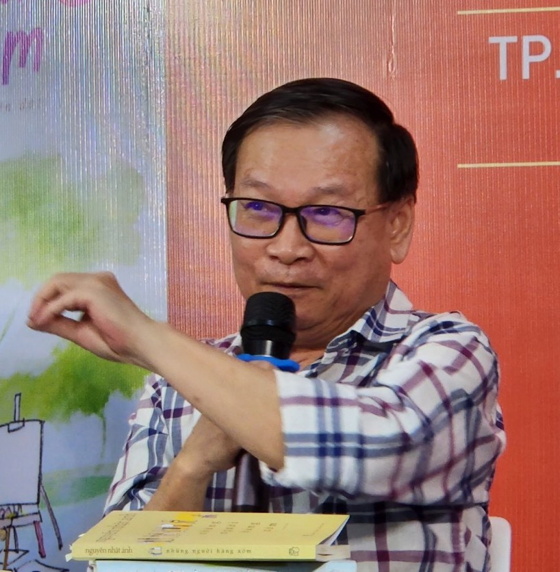 Nguyễn Nhật Ánh trò chuyện về cuốn sách mới. Nguyễn Nhật Ánh trò chuyện về cuốn sách mới.