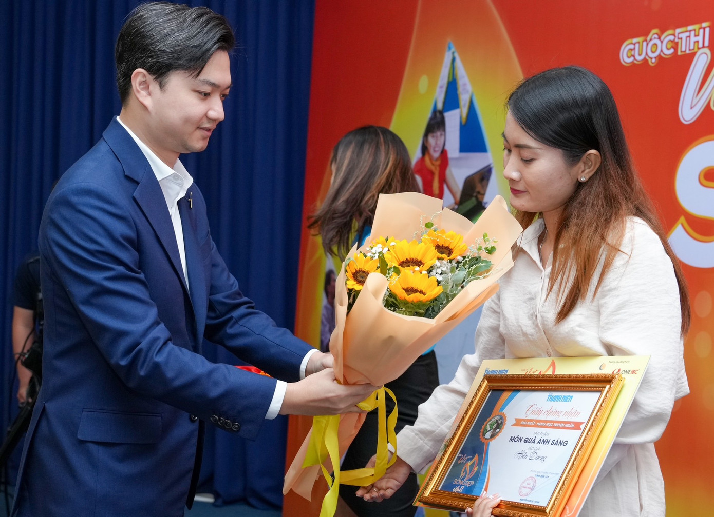 Anh Nguyễn Minh Triết trao giải Nhất cho tác giả Hiền Dương Anh Nguyễn Minh Triết trao giải Nhất cho tác giả Hiền Dương