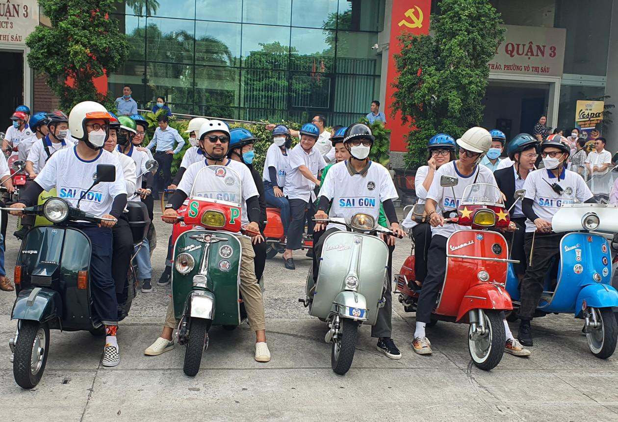 Tour “Lái xe Vespa khám phá Quận 3 đa sắc màu”