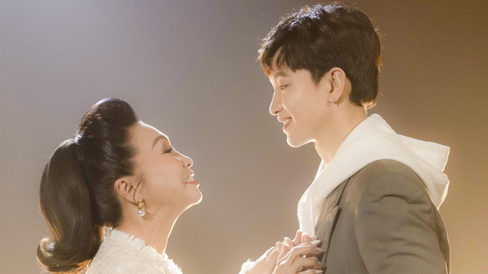 NSND Bạch Tuyết và ca sỹ trẻ Hoàng Dũng