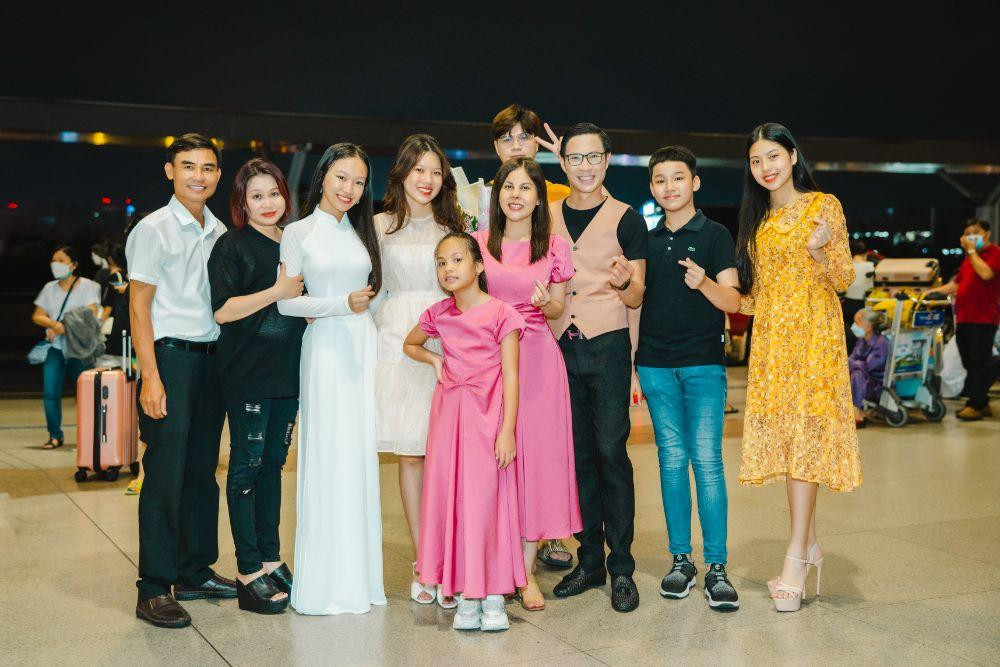 Đại diện BTC và gia đình tiễn đoàn tại sân bay Đại diện BTC và gia đình tiễn đoàn tại sân bay