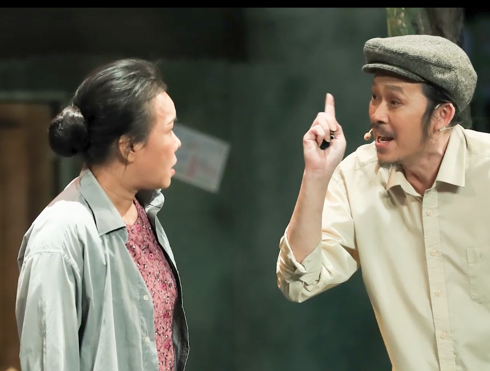 Việt Hương và Hoài Linh trong vở diễn