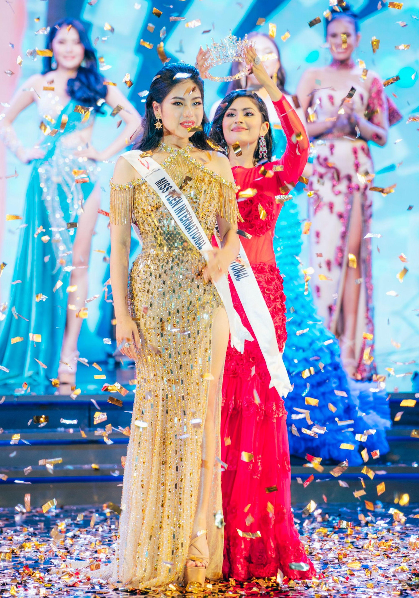 Đương kim Miss Teen International 2019 đang đội Vương miện cho Ngô Ngọc Gia Hân