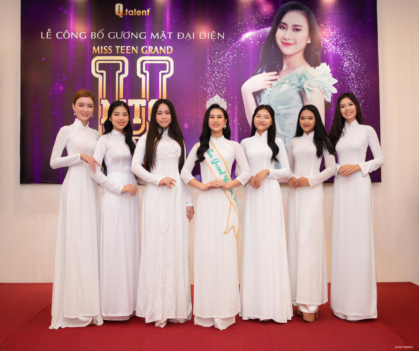 Nguyễn Trang Nguyệt Minh (giữa) và các bạn cùng thi