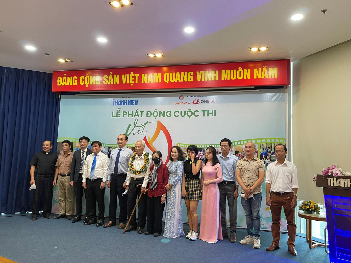 Các tác giả đoạt giải cuộc thi "Sống đẹp"